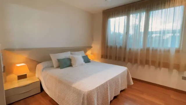 Villa independiente de dos plantas con solárium y piscina privada. — 14