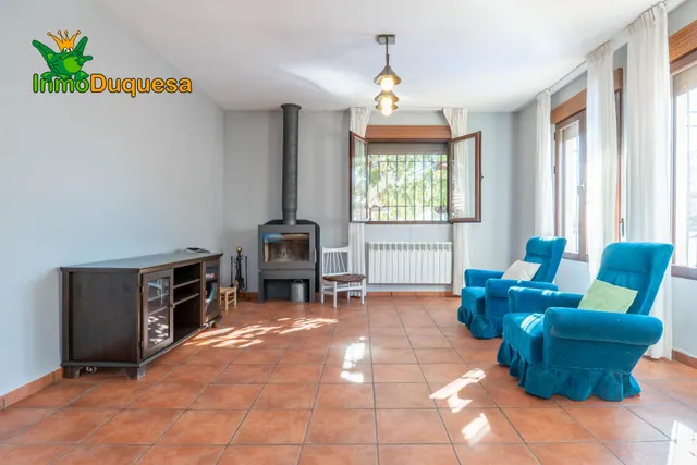 CHALET dividido en dos viviendas con piscina y zona ajardinadas. — 27