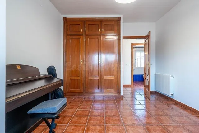 Chalet en esquina de 4 Dorm. en Otura — 57