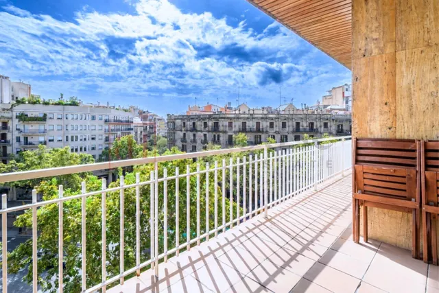 PISO ALTO CON BALCÓN/TERRAZA Y TRES PIEZAS EXTERIORES EN EL EIXAMPLE — 2