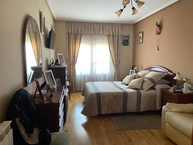 SE VENDE AMPLIO DÚPLEX EN EL CENTRO. COCINA, SALÓN, 3 HAB., 2 BAÑOS, TERRAZAS Y TRASTERO. — 4