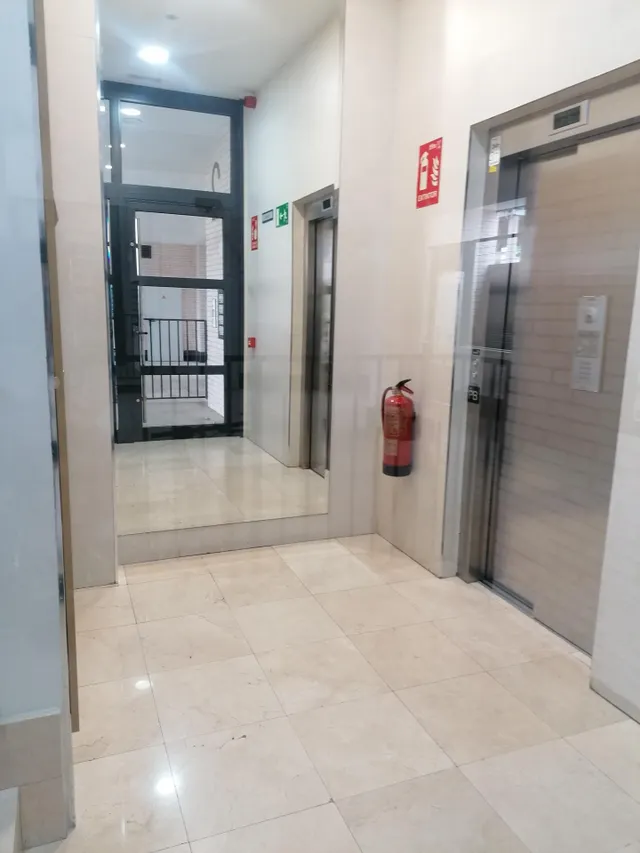 ¡SE ALQUILA!! Impresionante vivienda de tres habitaciones con terraza de 50m2 en la zona de La Garena. — 50