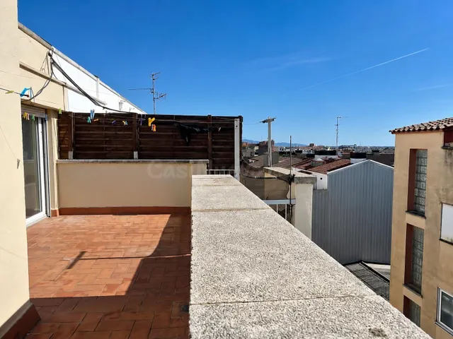 Ático muy soleado con gran terraza en Figueres – Ideal inver