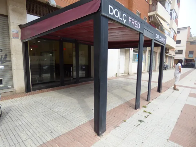 Local montado como cafeteria en buena zona. — 26