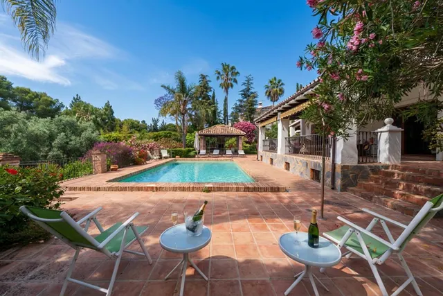 Elegante casa andaluza con vistas al golf en El Paraíso — 12