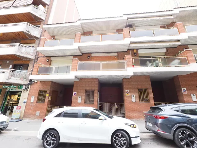 SE VENDE CASA ADOSADA EN RUBI, ZONA MERCAT