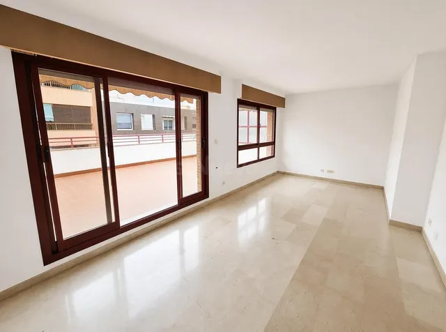 Ático exterior con terraza y garaje opcional en el centro de - foto 5