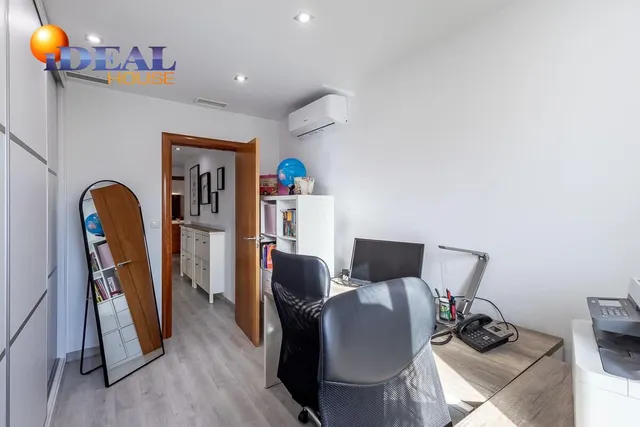 Amplia casa de 182 m2 con patio, gran sótano y a menos de 5 minutos del metro — 27