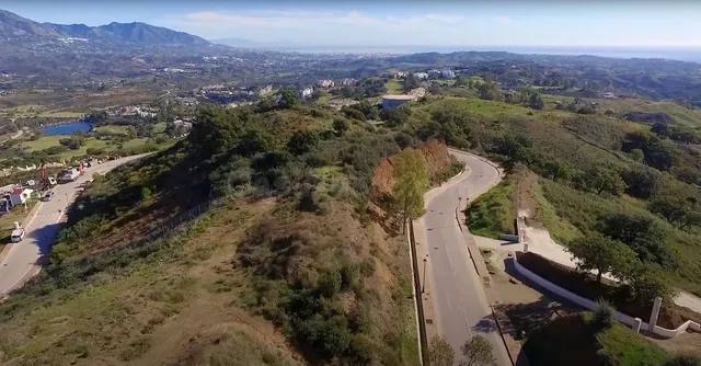 Terreno edificable en Marbella con vistas al golf y sol todo - foto 3