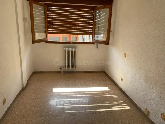 SE VENDE PISO CÉNTRICO EN CALAMOCHA - foto 3