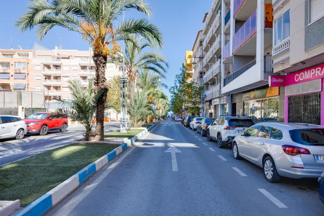 Gran piso de 4 dormitorios y dos baños en el corazón de Torrevieja, a menos de 500 metros del mar — 33