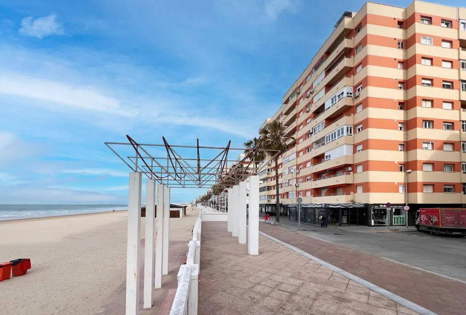 LOCAL COMERCIAL EN CÁDIZ CON MUCHAS POSIBILIDADES