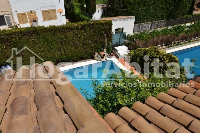 VILLA de 2 alturas con JARDÍN y PISCINA — 10