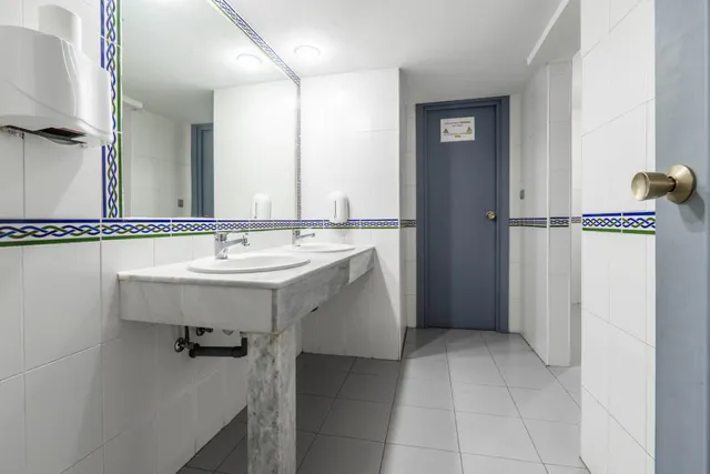 Venta de amplio y funcional local en zona inmejorable (avda. madrid) - Granada — 18