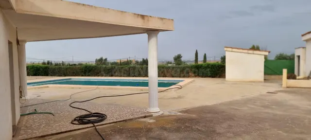 Edificio con piscina — 3