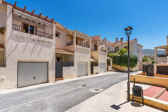 ADOSADA EN URBANIZACIÓN EN HUETOR VEGA — 47