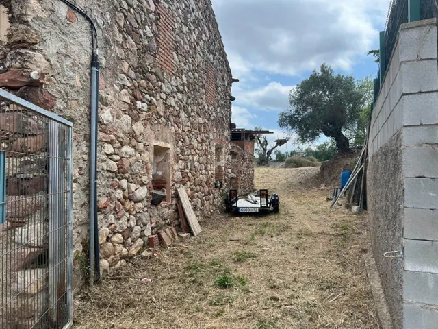 SOLAR EN VENTA CON CASAL DE PIEDRA EN LA SERRA BARONA - foto 4