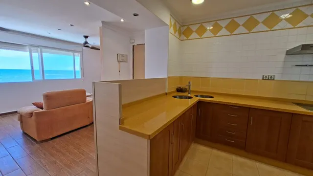 Apartamento ubicado en primera línea playa Daimús, destaca por su privilegiada orientación noroeste que regala vistas despejadas al mar — 5