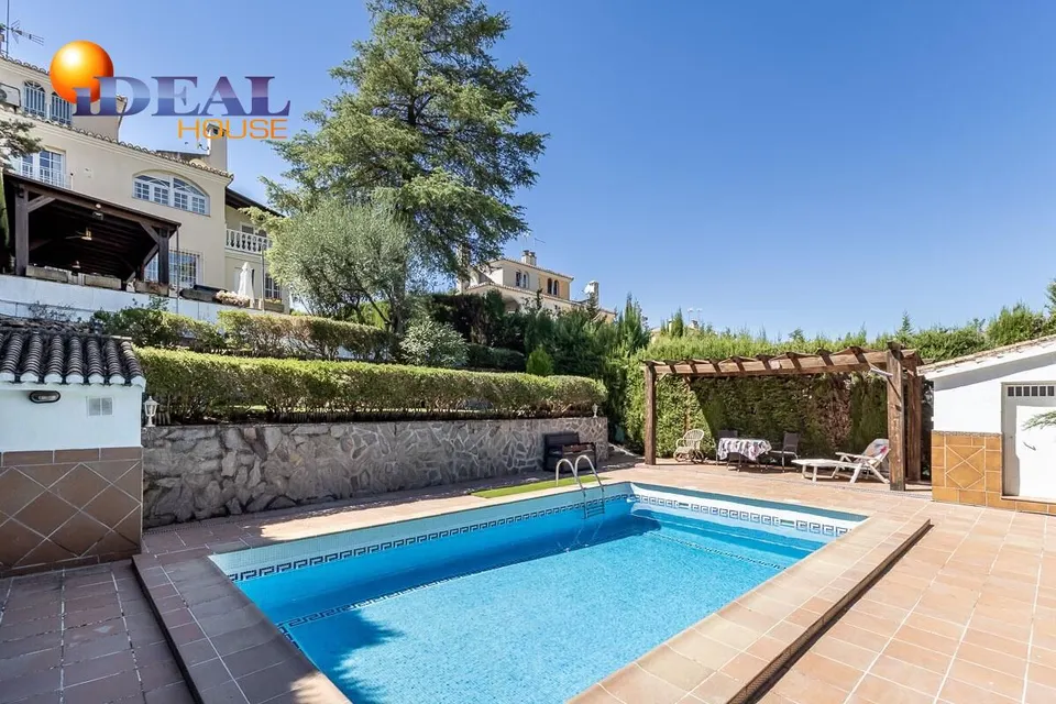 CASA PAREADA EN LA ZUBIA CON PISCINA, ZONA DE BARBACOA Y JARDÍN