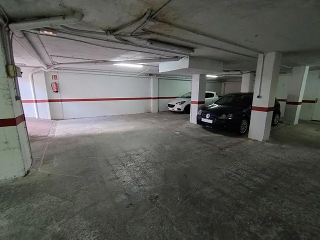 Se vende plaza de garaje para coche pequeño, cerca del paseo marítimo, en Torrevieja. — 5