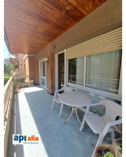 Amplia vivienda de 5 habitaciones con terraza, parking y ascensor en Rambla de Sant Feliu