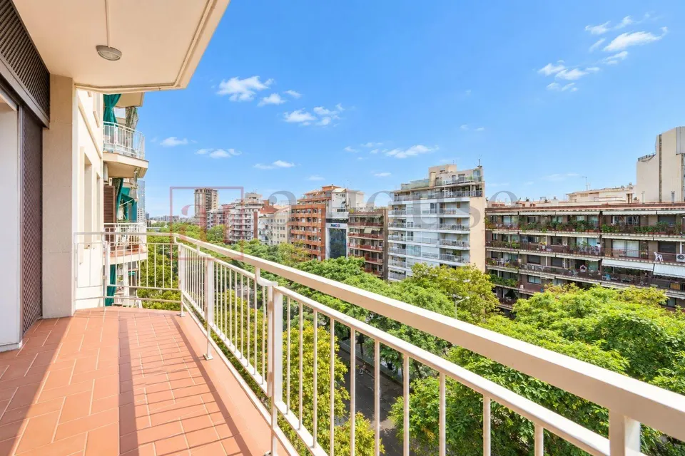 PISO LISTO PARA ENTRAR A VIVIR CON GRAN BALCÓN/TERRAZA EN LA NOVA ESQUERRA DE L'EIXAMPLE