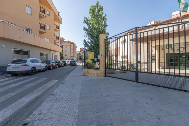 LOCAL DIÁFANO FRENTE AL INSTITUTO Y AL PABELLÓN MUNICIPAL DE OGÍJARES — 24