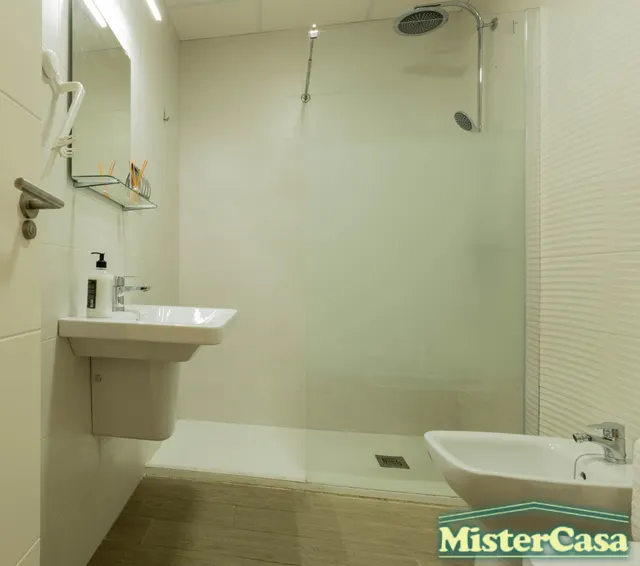 EXCLUSIVA!! Piso 3 dormitorios , 2 baños ,garaje y trastero . Gran patio  y piscina comunitaria . ROTA — 32