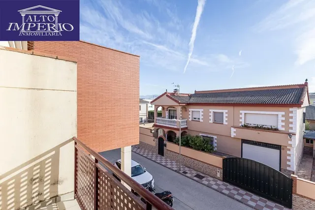 Amplia casa de 182 m2 con patio, gran sótano y a menos de 5 minutos del metro — 17