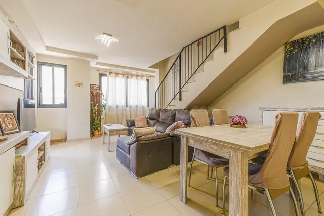 DÚPLEX DE 3 DORMITORIOS CON TERRAZA Y PISCINA COMUNITARIA EN - foto 4