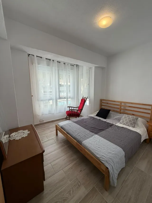 Apartamento reformado con terraza, Alicante, Torrevieja. 3 habitaciones, 100 m2, 90 metros del mar — 6