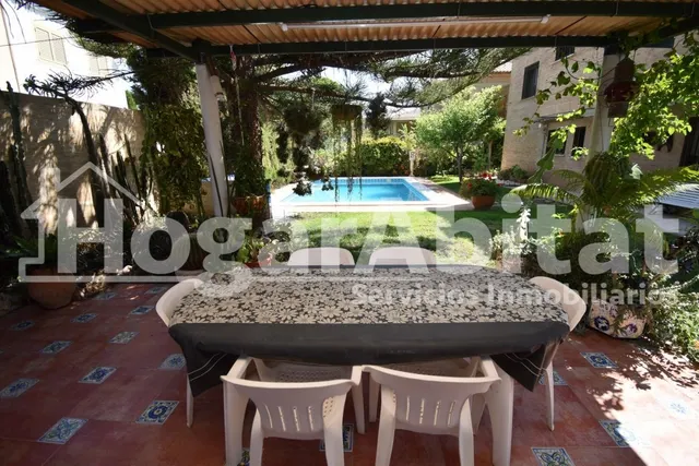 VILLA de 2 alturas con JARDÍN y PISCINA - foto 3