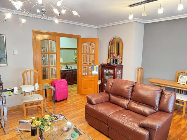 PISO EN VENTA CON 3 DORMITORIOS, 2 BAÑOS Y TRASTERO EN ZONA  - foto 3