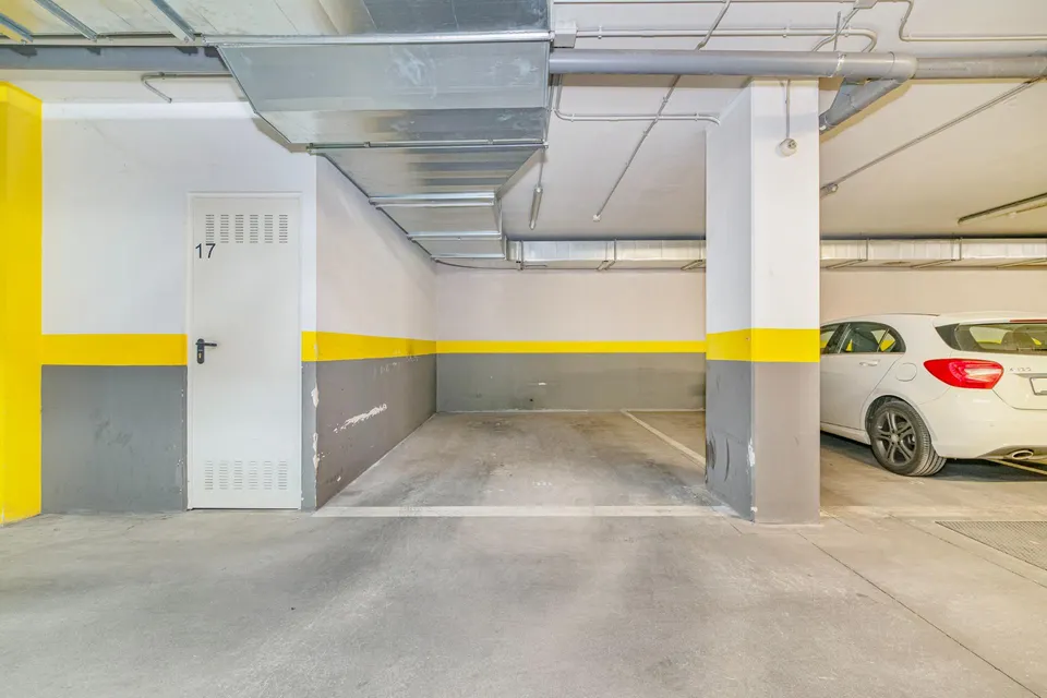 Venta de plaza de garage en residencial situado en el centro del barrio albayda