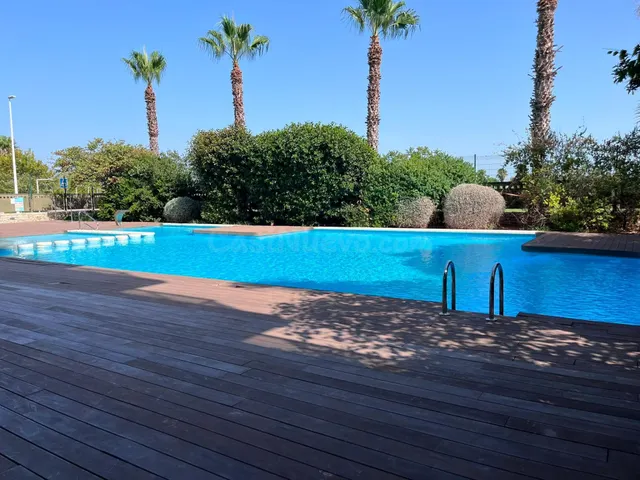 Vive frente al Mediterráneo: terraza, piscina y bienestar en