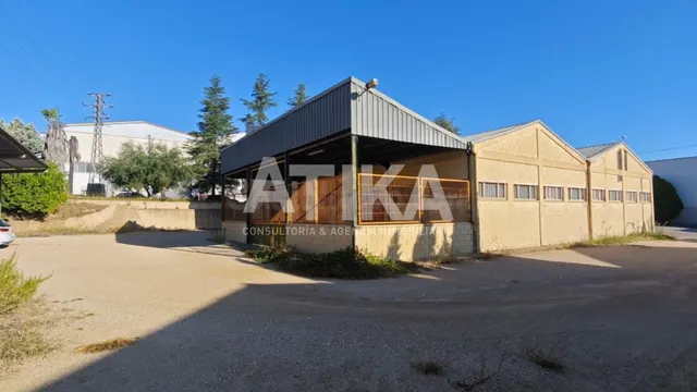 NAVE INDUSTRIAL EN ALQUILER CON AMPLIA PARCELA Y EXCELENTES  - foto 3