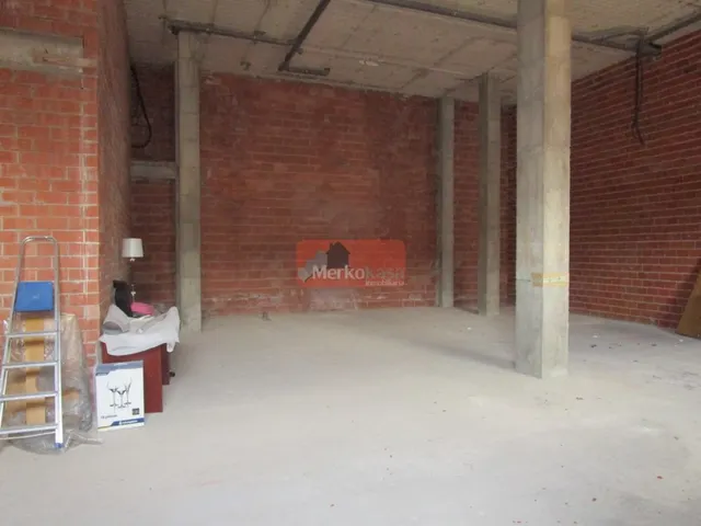 SE ALQUILA BAJO O SE VENDE COMERCIAL  EN OBRA AVENIDA DE LA CORUÑA — 2