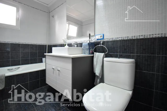 Extraordinaria amplitud en este luminoso primer piso con terrazas y trastero — 26