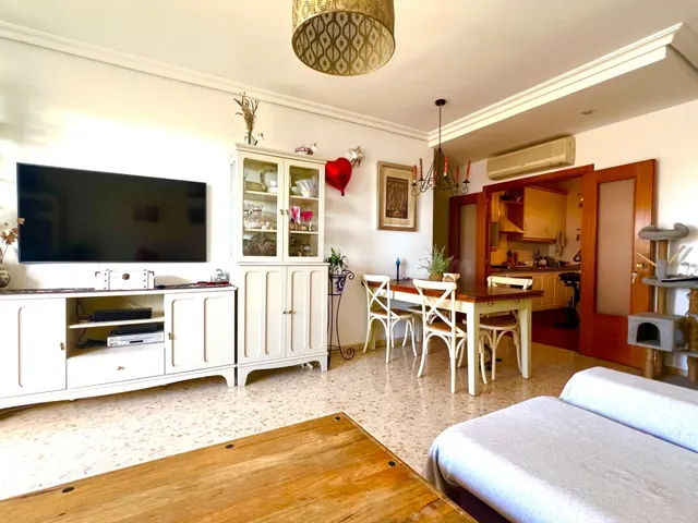 Vivienda con terraza y 4 dormitorios en Santa Clara, urbanización privada con zonas verdes. — 2