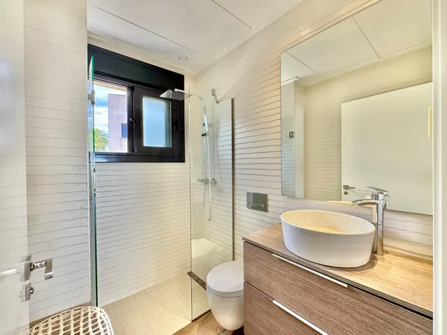 elegante villa con vistas parciales al mar. — 21