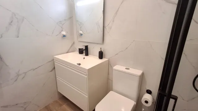 Una vivienda reformada con excelentes espacios exteriores, solárium privado y vistas al mar — 27
