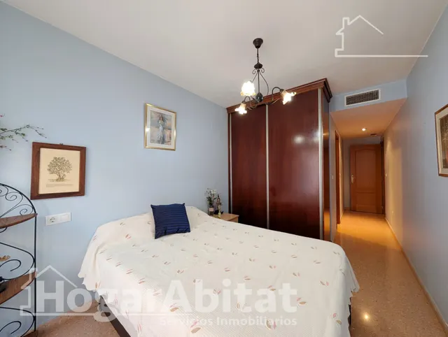 EXTERIOR CON DOS BALCONES Y GARAJE — 12