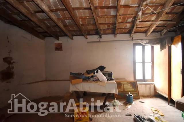 ESPACIOSA CASA CON LOCAL COMERCIAL, DOS TERRAZAS Y BALCÓN — 35