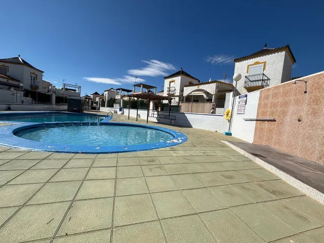 Oportunidad en Los Altos: Bungalow de 2 dormitorios con jardín privado y solárium — 22