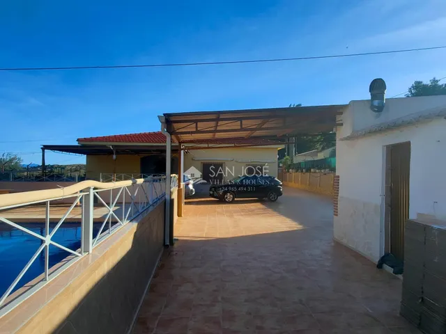 SE VENDE CHALET CON PISCINA EN MUY BUEN ESTADO EN ASPE ZONA DE UCHEL — 48