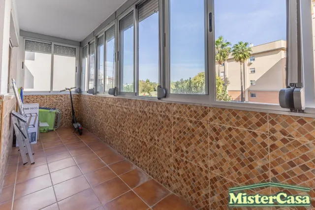 EXCLUSIVA. Piso zona sur VPO . 3 dormitorios , 2 baños , terraza . Plaza de garaje y trastero . — 3