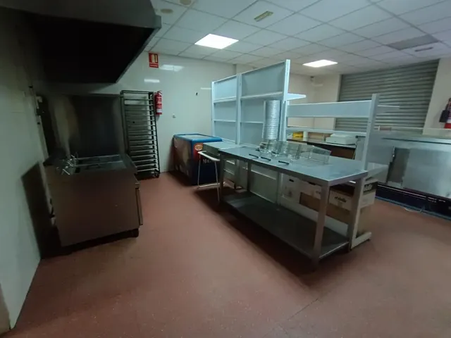 VENTA LOCAL COMERCIAL EQUIPADO DE NEGOCIO DE HOSTELERÍA — 6