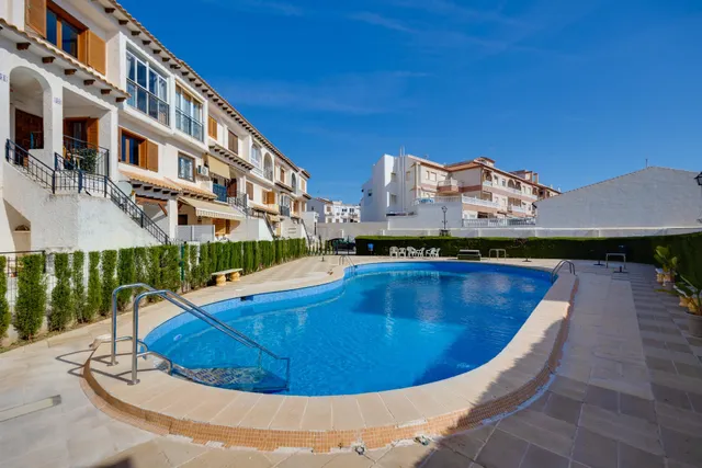 Bungalow de 3 dormitorios con piscina comunitaria en la playa de Los Locos — 40