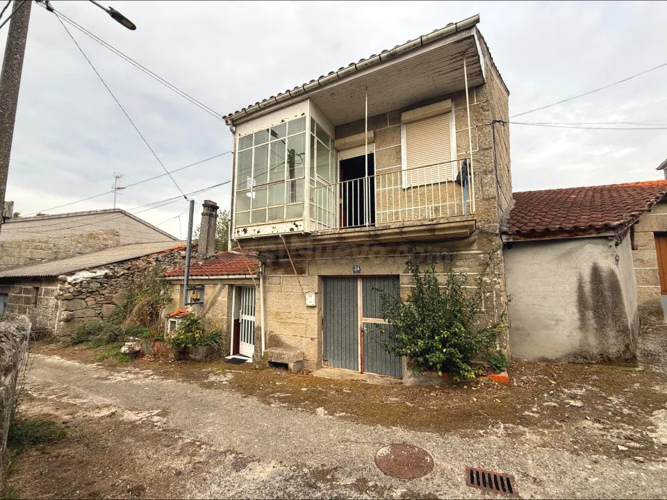 SE VENDE CASA CON PARCELA EN SANDIAS.