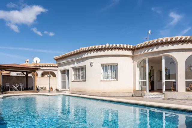 CHALET EN PLANTA BAJA CON 3 DORMITORIOS, GARAJE Y PISCINA EN - foto 2
